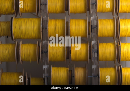 Bobine de câble fibre optique jaune Banque D'Images