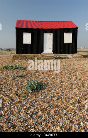 Cabane au toit rouge à Rye Harbour East Sussex Banque D'Images