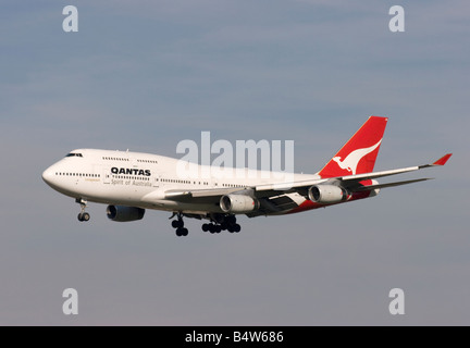 Boeing 747-438 de Qantas à l'atterrissage à l'aéroport de Londres Heathrow Banque D'Images