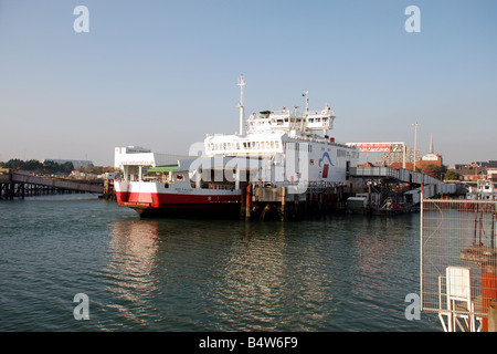 Entonnoir rouge car-ferry pour l'île de Wight d'Sourthampton Banque D'Images