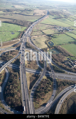 Vue aérienne sud-est de l'autoroute M11 sortie 6 Autoroute M25 sortie 27 Hobbs Cross Rd champs pays Ambérieu-Garnon Essex CM Banque D'Images