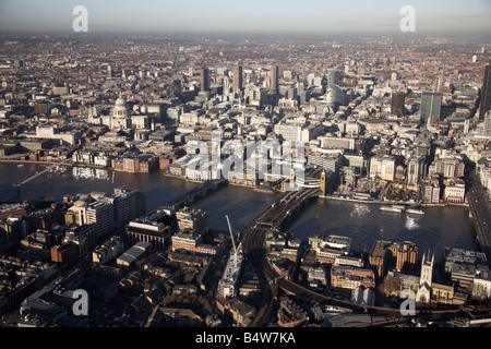 Vue aérienne au nord de la ville Tamise Southwark Bridge Cannon Street Railway Bridge bâtiments résidentiels London EC4 EC2 SE Banque D'Images