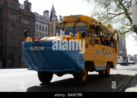 Duck Tours Original bateau bus amphibie sur Whitehall City of Westminster SW1 London England Banque D'Images