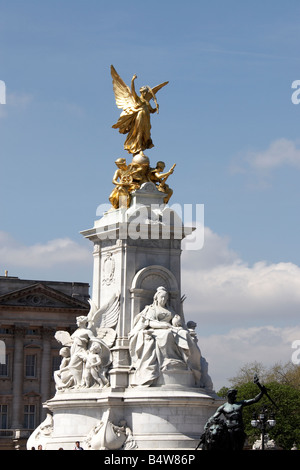 L'Édifice commémoratif Victoria devant le palais de Buckingham en Angleterre Londres SW1 Banque D'Images