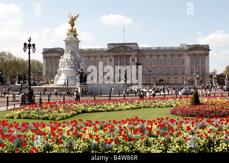 Des massifs de fleurs et les touristes en face de l'Édifice commémoratif Victoria Buckingham Palace SW1 London England Banque D'Images