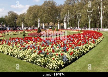 De fleurs en face de l'Édifice commémoratif Victoria Buckingham Palace SW1 London England Banque D'Images