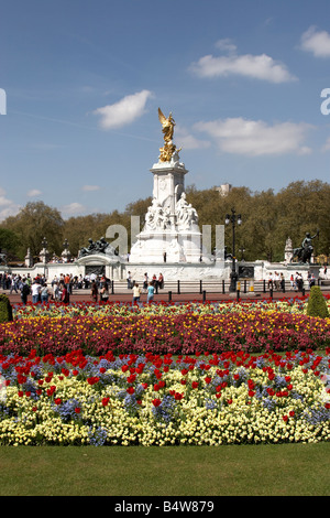 Des massifs de fleurs et les touristes en face de l'Édifice commémoratif Victoria Buckingham Palace SW1 London England Banque D'Images