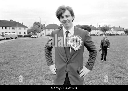 Tony Blair Mai 1982 du Parti du travail au cours de la sollicitation par élection Beaconsfield portant costume et rosette du travail standing Mirrorpix05 LAFRSSAPR com 0605 Banque D'Images