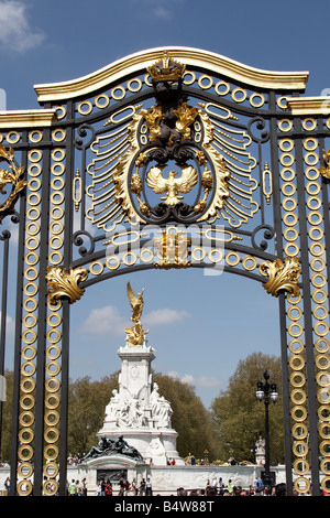 Fer forgé ornementé doré or gate avec le mémorial Victoria Buckingham Palace SW1 London England Banque D'Images