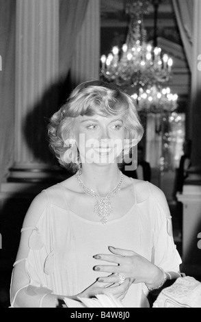 Davina Sheffield Portant Des Diamants L activit De Bienfaisance 1977 davina-sheffield-portant-des-diamants-l-activit-de-bienfaisance-1977