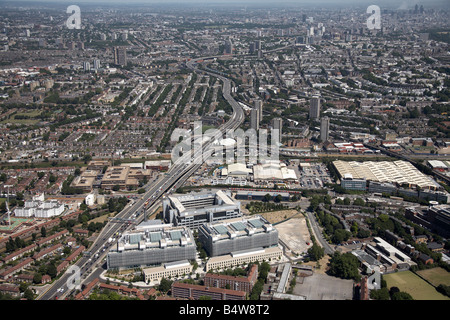 Vue aérienne au nord-est de Westway A40 bureaux BBC Ville Blanche banlieue de tours London W10 W11 W12 UK High level obli Banque D'Images