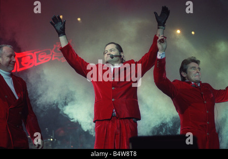 Américain de musique pop 60s pop group Les Monkees photographié jouant la Cardiff International Arena la bande profiter les applaudissements après leur concert de gauche à droite Mike Nesmith Mickey Dolenz et Davy Jones 12 Mars 1997 Banque D'Images