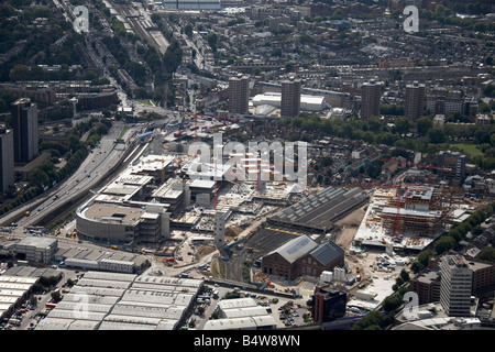 Vue aérienne au sud-est de la ville de Westfield White Cross Ouest Site Construction Développement suburbain tour Route maisons blocs Londo Banque D'Images