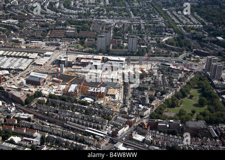 Vue aérienne au nord-est de Westfield Ville Blanche de construction pour le développement de l'ouest du site Route Croix maisons de banlieue à tour de blocs Londo Banque D'Images