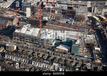 Vue aérienne au nord-est de Westfield Ville Blanche Construction Développement suburbain Site Terrasse maisons Wood Lane London W12 UK Banque D'Images