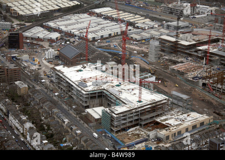 Vue aérienne au nord-est de Westfield Ville Blanche Construction Développement suburbain Site maisons bois Lane London W12 England UK Banque D'Images