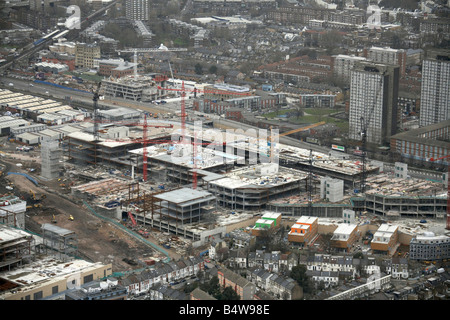 Vue aérienne au nord-est de Westfield Ville Blanche Construction maisons de banlieue Développement Site tour de blocs Londres W12 W11 Angleterre Banque D'Images