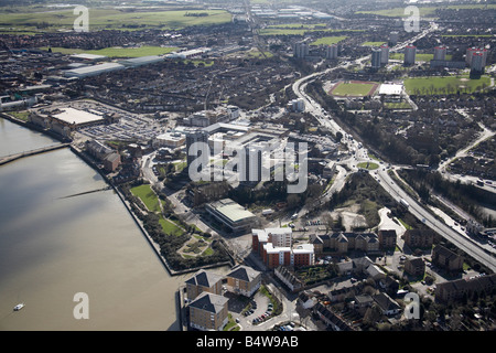 Vue aérienne au sud-est de Tamise Road Queen s Erith Small Business Centre maisons de banlieue du stade de tours Londres DA8 Banque D'Images