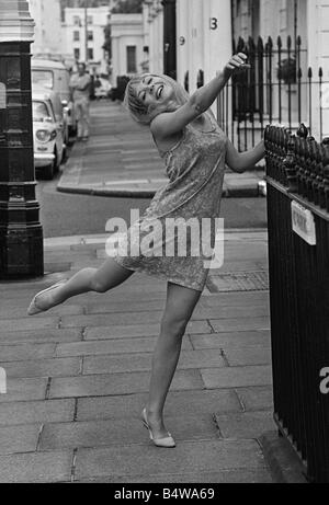 L'actrice britannique Barbara Ferris qui a joué la barmaid Nona Williams dans l'émission télévisée Coronation Street 1966 Banque D'Images