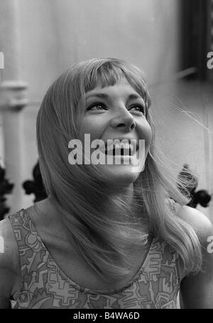 L'actrice britannique Barbara Ferris qui a joué la barmaid Nona Williams dans l'émission télévisée Coronation Street 1966 Banque D'Images