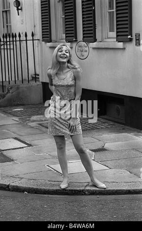 L'actrice britannique Barbara Ferris qui a joué la barmaid Nona Williams dans l'émission télévisée Coronation Street 1966 Banque D'Images