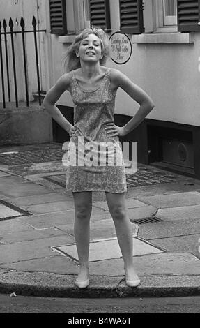 L'actrice britannique Barbara Ferris qui a joué la barmaid Nona Williams dans l'émission télévisée Coronation Street 1966 Banque D'Images