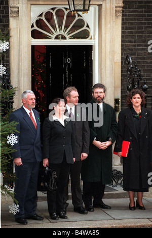 Gerry Adams à l'extérieur no 10 Downing street Décembre 1997 flanqué de ses députés de parti fait face à la presse avant les pourparlers de paix avec le Premier Ministre Tony Blair Martin McGuinness troisième Gerry Adams de gauche à droite et la porte-parole de Lucilita N. Bhreathnach Martin Ferris Gerry Adams deuxième à droite à gauche Banque D'Images