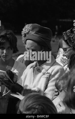 L'actrice Anna Neagle signer des autographes dans courses Sandown P6121 Case Q185 L'actrice britannique Anna Neagle signer des autographes dans courses Sandown Y2K2 dtgu la renommée Banque D'Images