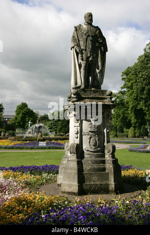 Ville de Lichfield, Angleterre. Le George Lowther sculpté la statue du roi Édouard VII en Lichfield's beacon Park. Banque D'Images