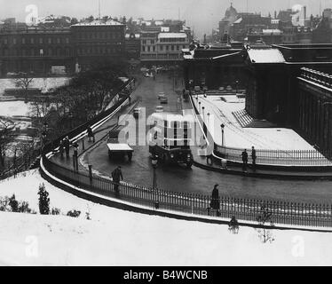 Le monticule Edimbourg où la nouvelle route sous le système de chauffage de surface a été salué comme un succès le reste de la ville, les routes ont été snowbound 1960 Banque D'Images