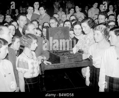 L'écoute de l'abdication du roi Édouard VIII discours partisans crise Royale réunis autour de radio gramophone Image Abdication Banque D'Images