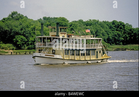 L'esprit de la Savane un riverboat navigue le long de la rivière Savannah/dans le quartier historique de Savannah, Géorgie. Banque D'Images