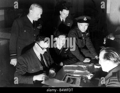 Officier de l'air commandant en chef Arthur Bomber Harris comité permanent de l'appareil photo le plus proche et de l'Air Vice Marshal R A Cochrane écouter l'interrogatoire d'un des marins pendant l'RAF bombardements sur les barrages allemands et Möhne Eder dans la seconde guerre mondiale, circa 1943 Banque D'Images