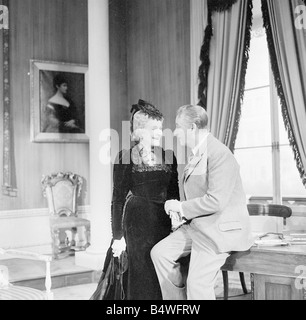 Eric Portman et Cathleen Nesbitt vu ici dans une scène de leur nouvelle pièce le prestataire qui s'ouvrent au Grand Théâtre Leeds le 1er avril 1964 S3020 Banque D'Images