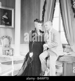 Eric Portman et Cathleen Nesbitt vu ici dans une scène de leur nouvelle pièce le prestataire qui s'ouvrent au Grand Théâtre Leeds le 1er avril 1964 S3020 Banque D'Images