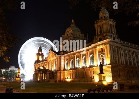 Belfast City Hall et gros bonnet de l'Irlande du Nord Belfast nuit uk Banque D'Images