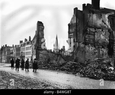 Ruines d'Ypres (Belgique DM 1210 Encadré 3 avril 1915 Ypres ou glaces comme il est devenu connu pour le soldat britannique a été le théâtre de violents combats au printemps 1915 pour toutes les dépenses de matériel et d'efforts au-dessus de tout les hommes relativement peu a été effectivement acquis par l'une ou l'autre la plupart des combats se concentrent autour d'une petite colline juste en dehors de la ville réputé être d'immense importance stratégique non seulement les combats heay mais il a également révélé une nouvelle menace du gaz pour la première fois, mais malheureusement pas le dernier gaz chimique dans le cas de gaz de chlore a été utilisé par l'armée allemande, il s'a été de Banque D'Images