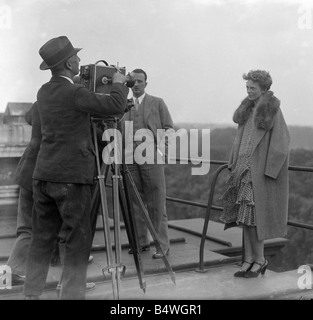 Femme pilote Amelia Earhart pose pour la nouvelle caméra ciné sur le toit de l'Hôtel Dorchester Londres vol ici suivant l'autre côté de l'Atlantique dans l'amitié seaplane Juin 1928 Banque D'Images