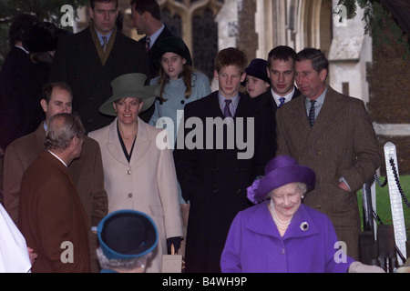 La reine Elizabeth au service de jour de Noël Décembre 1999 avec les autres membres de la famille royale dont la Reine Mère le duc d'Édimbourg, le Prince Charles Duc de York Sophie comtesse de Wessex et les princesses Beatrice et Eugenie sur le Sandringham Estate 25 12 99 La famille royale visite traditionnellement leur succession à Norfolk pour la période de Noël Banque D'Images