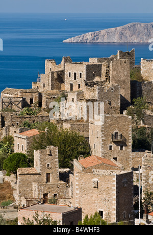 La tour en pierre maisons du village de Vathia et la côte spectaculaire de la profonde Mani, Sud du Péloponnèse, Grèce Banque D'Images