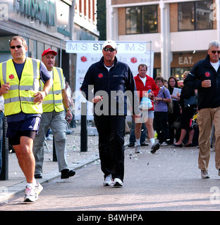 Légende Ian Botham de cricket à Cambridge aujourd'hui dans le cadre de son 17 city uk tour afin d'aider à recueillir des fonds pour la recherche sur la leucémie et Teenage Cancer Trust Ian a été rejoint sur sa marche par Alistair Campbell Octobre 2006 Banque D'Images