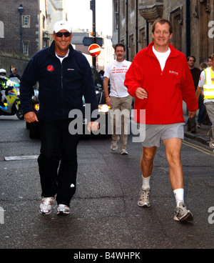 Légende Ian Botham de cricket à Cambridge aujourd'hui dans le cadre de son 17 city uk tour afin d'aider à recueillir des fonds pour la recherche sur la leucémie et Teenage Cancer Trust Ian a été rejoint sur sa marche par Alistair Campbell Octobre 2006 Banque D'Images