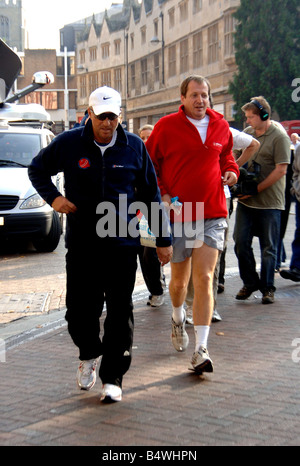 Légende Ian Botham de cricket à Cambridge aujourd'hui dans le cadre de son 17 city uk tour afin d'aider à recueillir des fonds pour la recherche sur la leucémie et Teenage Cancer Trust Ian a été rejoint sur sa marche par Alistair Campbell Octobre 2006 Banque D'Images