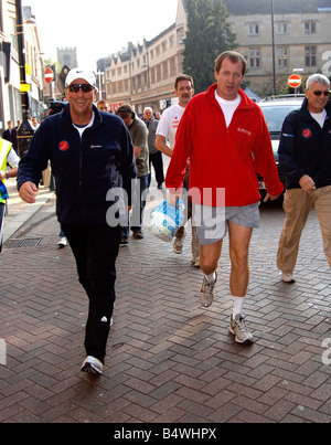 Légende Ian Botham de cricket à Cambridge aujourd'hui dans le cadre de son 17 city uk tour afin d'aider à recueillir des fonds pour la recherche sur la leucémie et Teenage Cancer Trust Ian a été rejoint sur sa marche par Alistair Campbell Octobre 2006 Banque D'Images