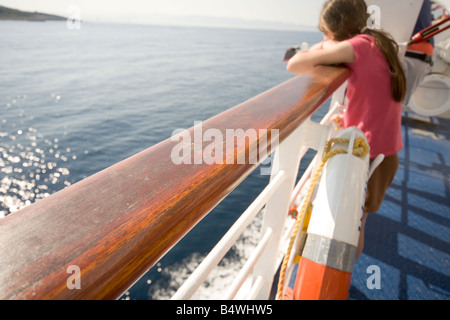 Dix ans, fille, donne sur rail le ferry de Dubrovnik à Split Croatie Banque D'Images