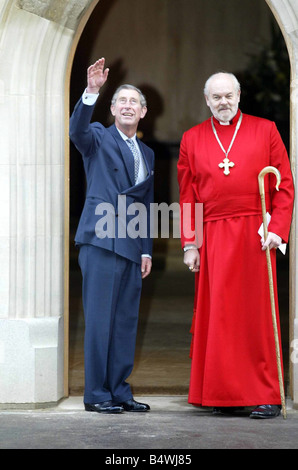 L'évêque de Londres le droit Rev Richard Chartres Novembre 2002 accompagne le prince Charles lors de l'ouverture officielle le mercredi 13 novembre 2002 de St Ethelburga s Centre de la réconciliation et de la paix qui a été construit après l'église a été détruite en 1993 par l'IRA s bombe Bishopsgate Banque D'Images