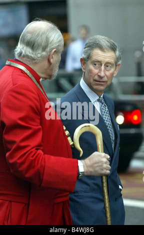 L'évêque de Londres le droit Rev Richard Chartres Novembre 2002 accompagne le prince Charles lors de l'ouverture officielle le mercredi 13 novembre 2002 de St Ethelburga s Centre de la réconciliation et de la paix qui a été construit après l'église a été détruite en 1993 par l'IRA s bombe Bishopsgate Banque D'Images