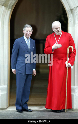 L'évêque de Londres le droit Rev Richard Chartres Novembre 2002 accompagne le prince Charles lors de l'ouverture officielle le mercredi 13 novembre 2002 de St Ethelburga s Centre de la réconciliation et de la paix qui a été construit après l'église a été détruite en 1993 par l'IRA s bombe Bishopsgate Banque D'Images