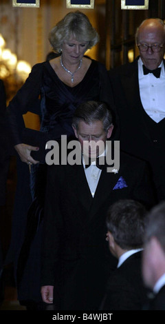 La reine Elizabeth II Célébration du Jubilé de novembre 2002 à l'Hôtel Ritz le prince Charles prince de Galles et Camilla laissant le Ritz Royal Prince Charles portant 2 pièce Camilla portant la tenue de soirée 1002 lafrssfeb05 Banque D'Images