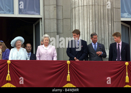 Reine Mère 100e anniversaire d'août 2000, la reine mère sur le balcon de Buckingham Palace avec les membres de sa famille de gauche à droite, la Reine Mère la Reine Elizabeth II l'île, le comte de Wessex le Prince William, le Prince Charles, le prince Harry Banque D'Images